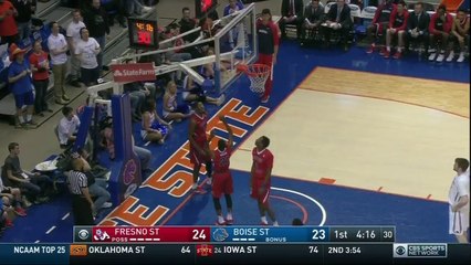 NCAA - Un jeune garçon grimpe pour décrocher un ballon trop bien coincé !