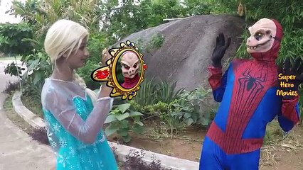 Congelados Elsa vs Joker PIS EN SU CARA la BROMA w/ Spiderman, Anna Superhéroe En la Vida Real F