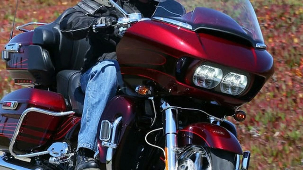 WATCH Harley Davidson CVO Road Glide Ultra PERFORMACE REVIEW