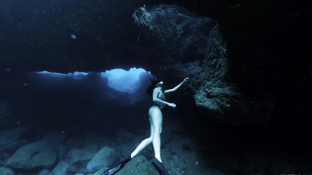 Kimi Werner plonge pour découvrir une grotte sous-marine