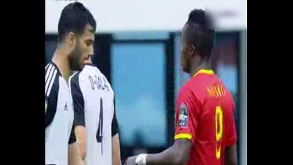حارس المنتخب يتصدي لفرصة غينيا