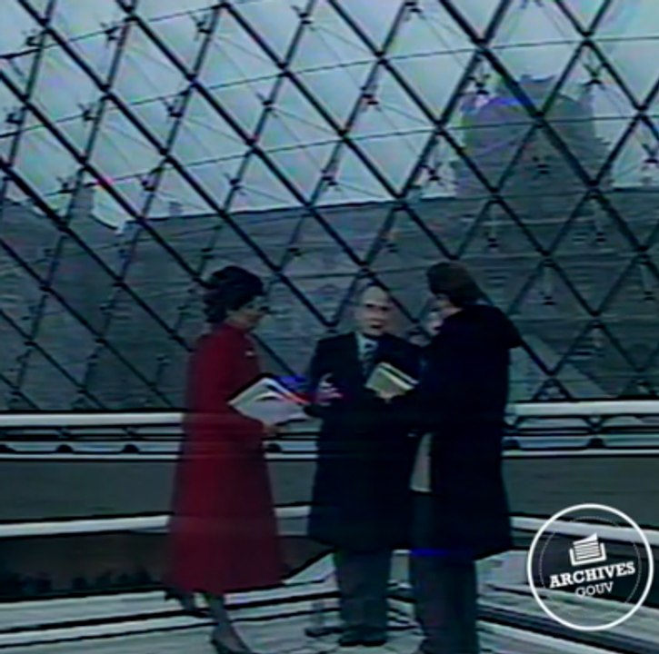 Inauguration de la pyramide du Louvre par le président François Mitterrand.