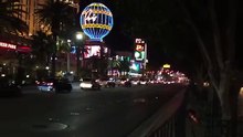 Dans les rues de Las Vegas, un fourgon blindé du SWAT force le passage aux voitures bloquant une route. Inimaginable !