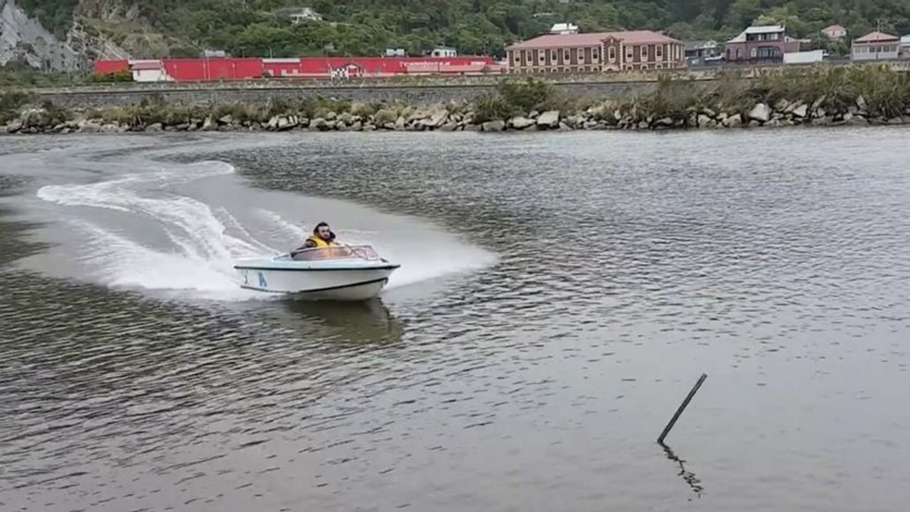 Quand Régis fait du bateau sur un fleuve