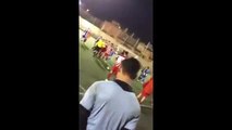 Un arbitre se bat avec des supporters en plein match de foot