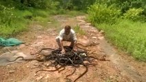 Un homme libère dess d'un sac