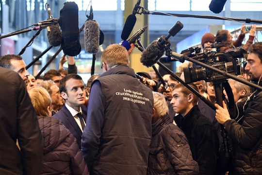 Salon de l'agriculture : Fillon absent, la parade amoureuse de Macron