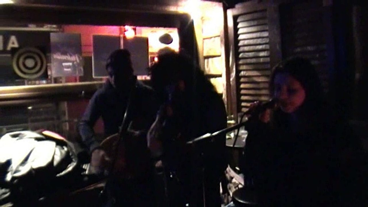 DARK ANGEL KNIGHT en duo au Yellow Mad Monkey Paris 11ème, "Smells like teen spirit" NIRVANA cover