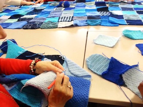 Préparation de yarn bombing à l'Ehpad de Saint-Pierre-du-Mont (40)