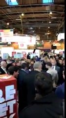 Macron cible d'un jet d'oeuf lors de sa visite au Salon de l'Agriculture