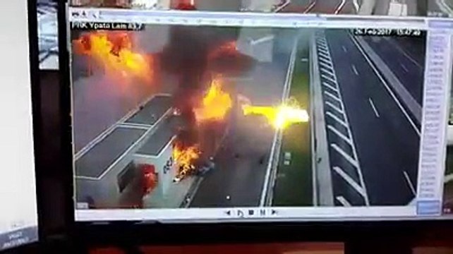 Une Porsche fonce sur une voiture garée sur une aire de repos