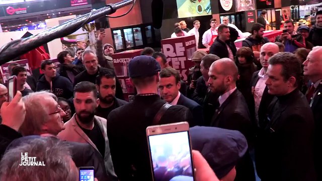 Au Salon de l'agriculture, Emmanuel Macron reçoit un oeuf sur la tête