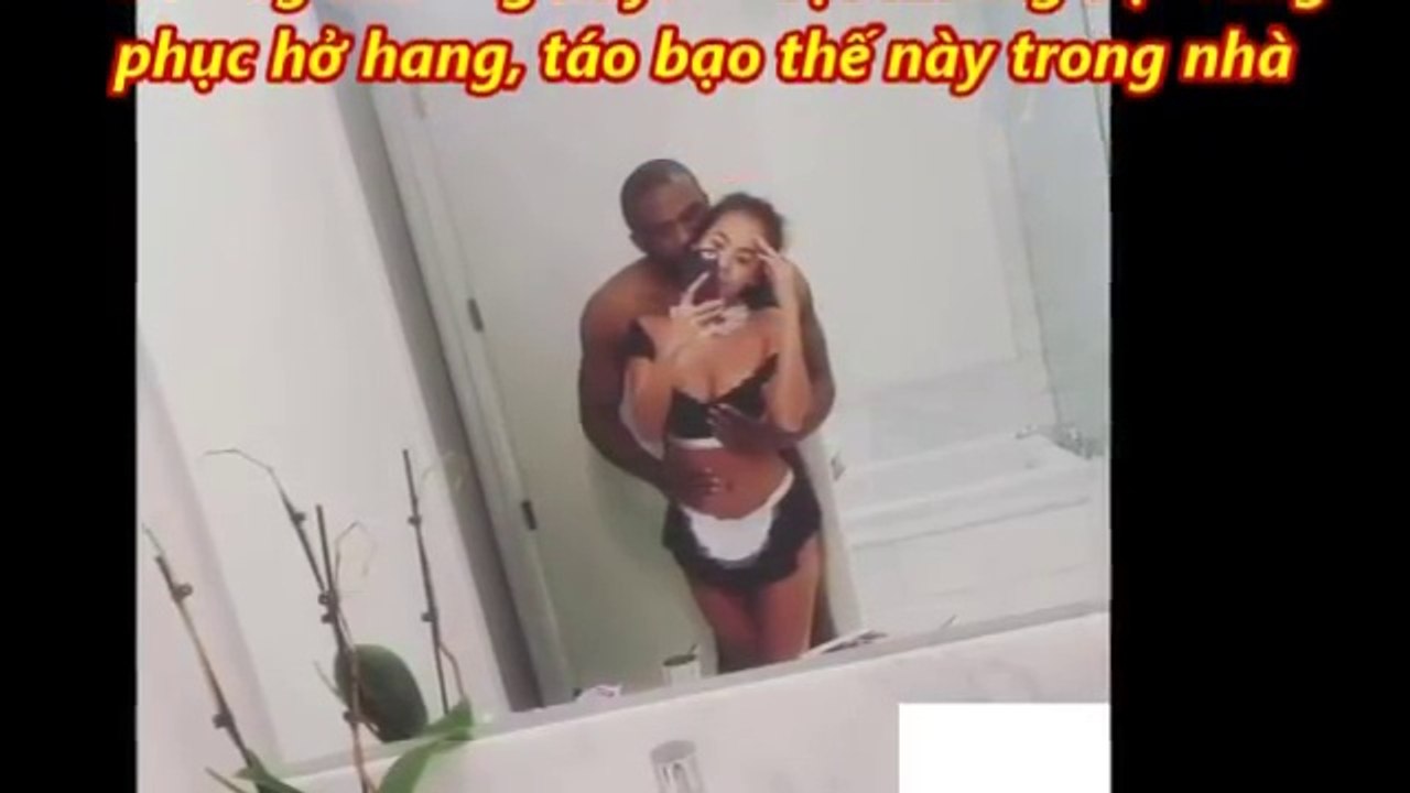 Ngọc Trinh mặc ở nhà đã hở khủng khiếp nhưng nhìn sang cô bạn thân vẫn toát hết mồ hôi