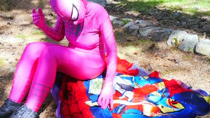 BUBBLE GUM ANNA PREGNANT & FROZEN ELSA vs Spiderman! FUN Superheroes Movie in Real Life :)