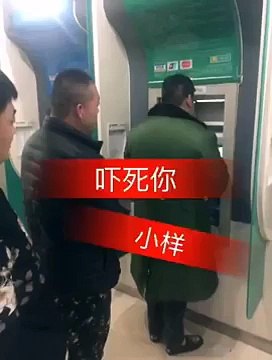 Stao je na bankomat da podigne novac. Kada vidite šta je ovaj Kinez uradio ljudima iza sebe, PAŠĆETE SA STOLICE!