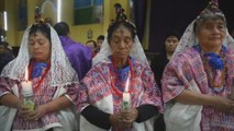 Una cruz de ceniza marca la frente de indígenas guatemaltecos en el inicio de la Cuaresma