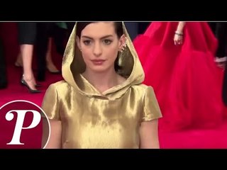 Anne Hathaway scintille dans sa robe dorée