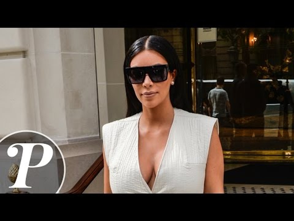 Kim Kardashian enceinte sort de son hôtel à Paris