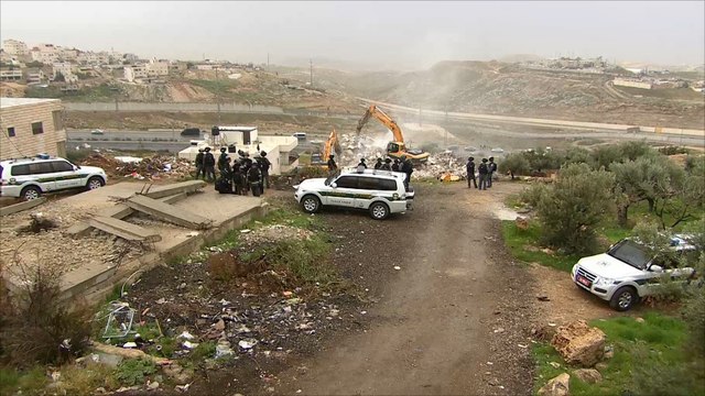 قوات الاحتلال تهدم بناية سكنية شمال القدس