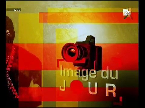 Vidéo: La réaction de Bécaye Mbaye après avoir vu un couple blanc s'embrasser dans les tribunes... Regardez