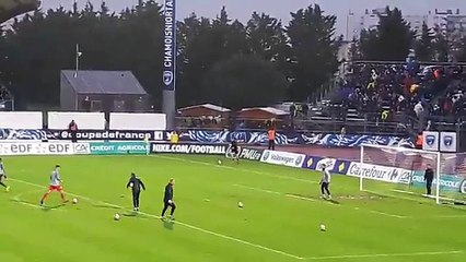 Kevin Trapp refuse de se salir en plongeant dans la boue !