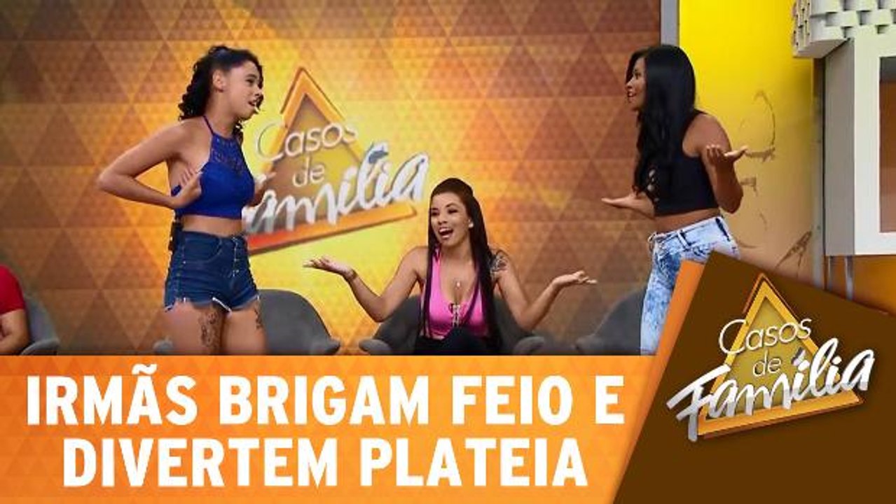 Irmãs brigam feio e divertem plateia