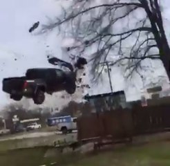 Un évadé de prison fait un vol plané avec son pick up