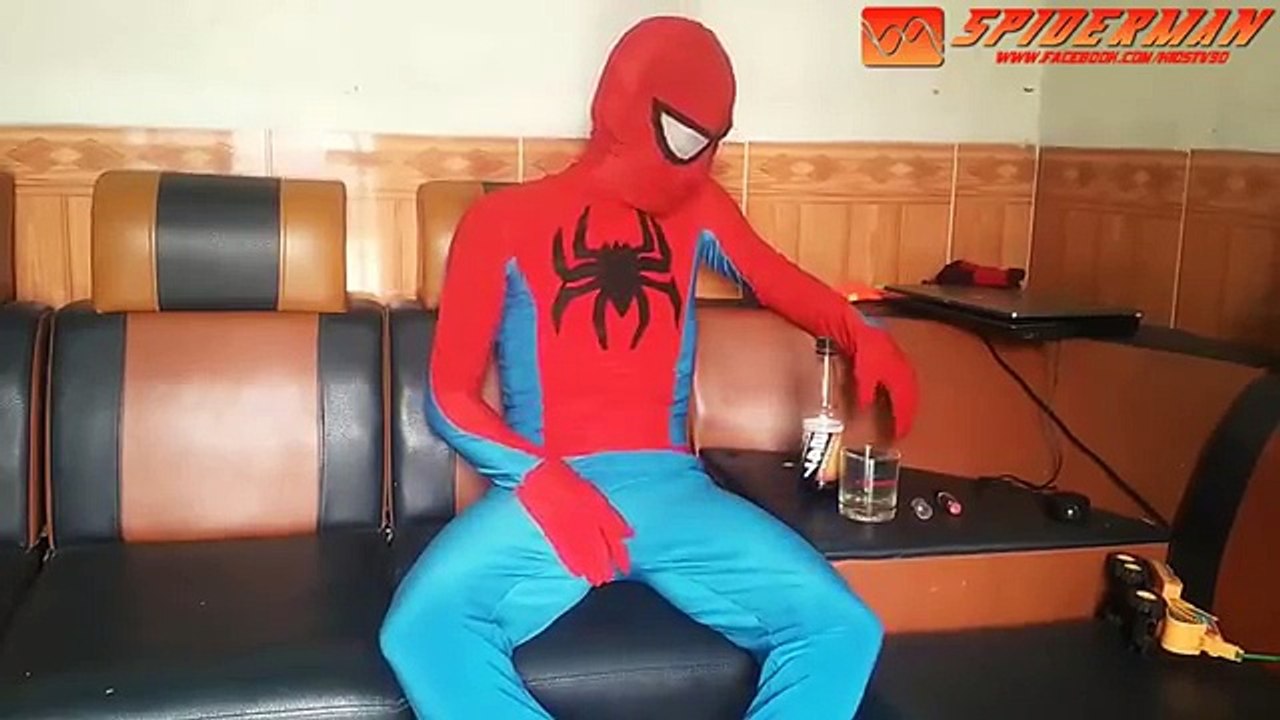 siêu nhân vui vẻ người nhện spiderman và Công Chúa Frozen Elsa Ngoài Đời Thực スパイダーマンと氷の女王