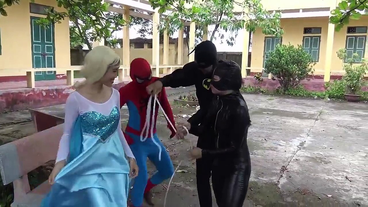 Человек-паук и замороженные elsa играть в перетягивание и скакалка против Джокер женщина-кошка весело супергероев в кино