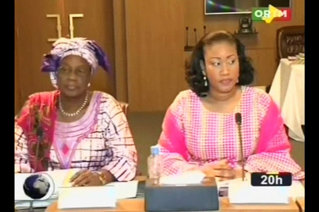 Nianian Alios TRAORE sur le plateau de 20h de ORTM pour faire le compte rendu du conseil de ministre