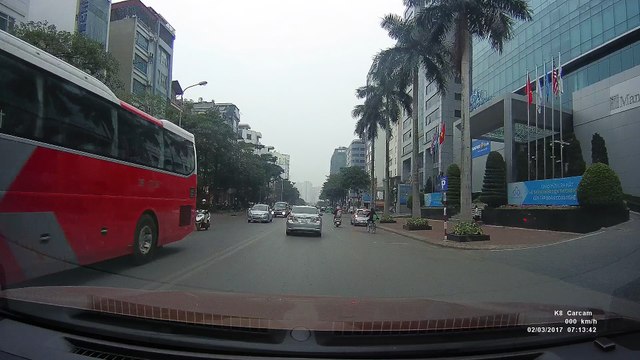 Vượt đèn đỏ, đi ngược chiều, không đội mũ bảo hiểm......