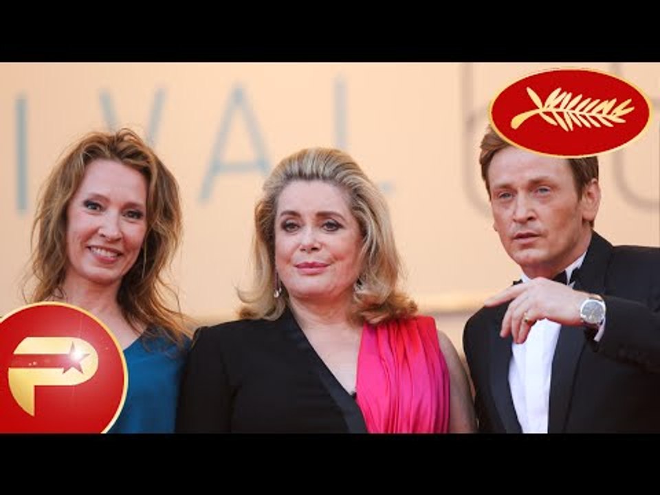 Cannes 2015 - Catherine Deneuve et le casting de La tête haute, montent les marches.