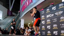 Tony Ferguson displays quick feet, agility at UFC 209 open workout