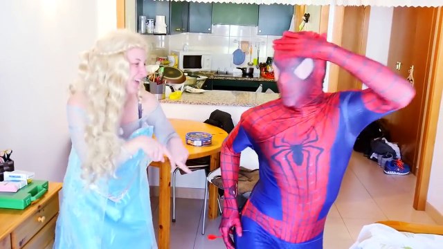Дисней принцессы замороженные elsa, Анна, розовый Человек-паук против зомби в реальной жизни! Супергерой футов