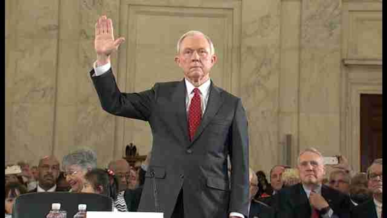 El fiscal general de Trump se reunió con el embajador ruso durante la campaña