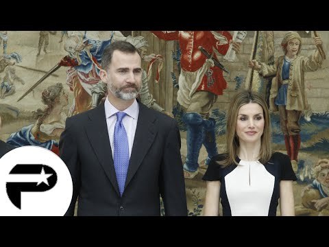 Letizia d'Espagne bicolore devant une pléiade d'artistes