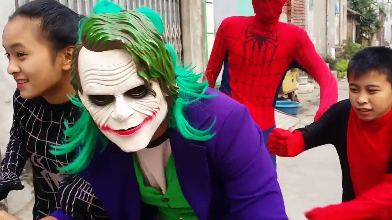 RECKLESS JOKER Crushes SpiderBaby Balloon Under Car! w/ Spiderman Hulk & Power Wheels in R