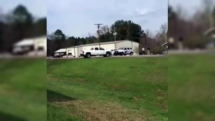 Un pick-up fait un vol plané lors d'une course-poursuite
