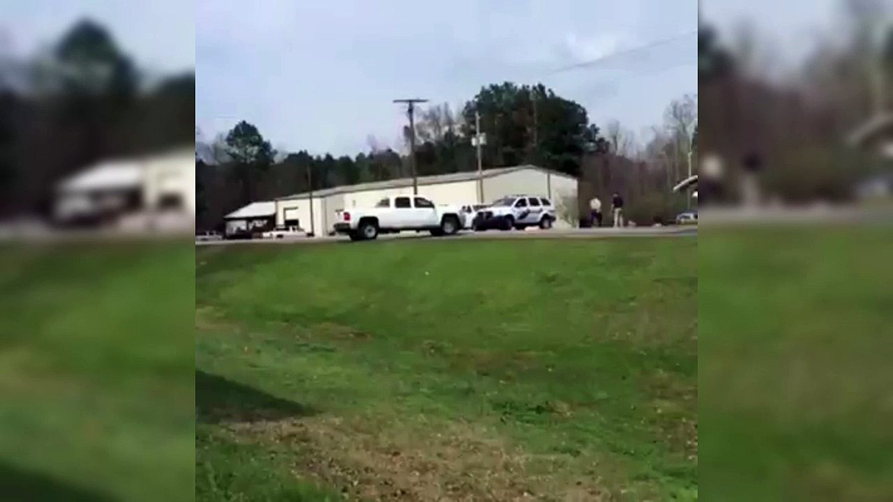 Un pick-up fait un vol plané lors d'une course-poursuite