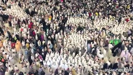 Il video del Tawaf migliaia alla Mecca girano attorno alla Kaaba