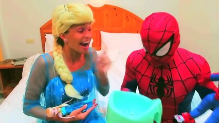 Человек-паук против Джокера против замороженные elsa Джокер Пу шалость супергерой удовольствие кино в реальной жизни