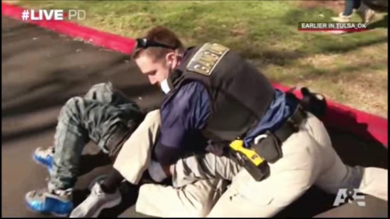 Arrestation muslcée d'un suspect armé par des policiers d'intervention aux USA