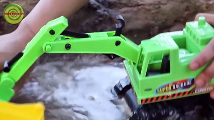 Backhoe force Dabble in the pond scoop sand into a truck-HM2aXxsVM_Y