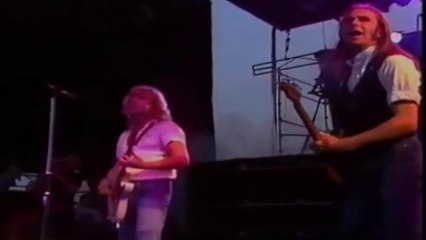 Descargar video: Status Quo Live - Rockin' All Over The World(Fogerty) - Milton Keynes Bowl - End Of The Road 21-7 1984