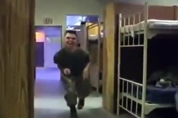 Imitation parfaite du raptor par un soldat