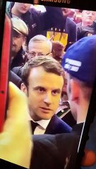 Macron se prend un oeuf au salon de l'agriculture