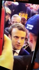 Macron reçoit un oeuf au Salon de l'agriculture!!