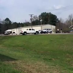 Un pick-up fait un vol plané pendant une course-poursuite