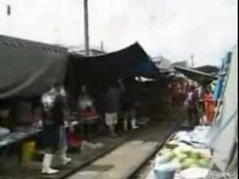 Un train de ouf,au milieu du marché