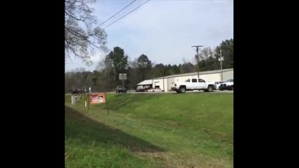 Un évadé de prison en pick-up termine sa course poursuite dans un vol plané spectaculaire !